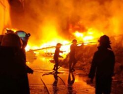 Gudang Pabrik Tikar di KIM I Medan Terbakar
