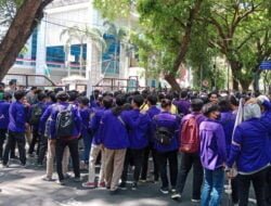 Ratusan Mahasiswa Unjuk Rasa ke Kantor DPRD Sumut