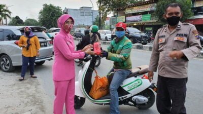 Bhayangkari Ranting Polsek Percut Sei Tuan Berbagi Takjil &nbsp;