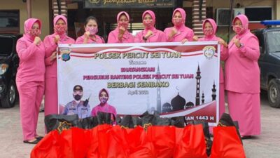 Bhayangkari Polsek Percut Sei Tuan Bagi-bagi Sembako