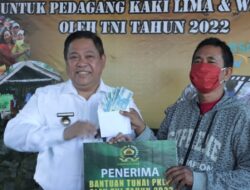 Bupati Eddy Berutu, Dandim 0206 dan Kapolres Dairi Serahkan BLT untuk Pedagang Kaki Lima dan Warung