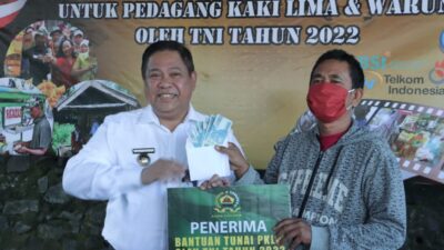 Bupati Eddy Berutu, Dandim 0206 dan Kapolres Dairi Serahkan BLT untuk Pedagang Kaki Lima dan Warung
