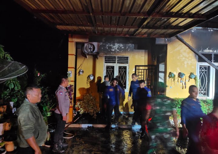 Satu Unit Rumah Dilumat Api di Padang Bolak