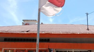 Kantor Pos Pasar Binanga Kibarkan Bendera Merah Putih Sobek