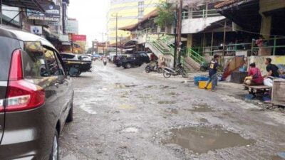 Kondisi Jalan di Pasar Pringgan Medan Sangat Memprihatinkan