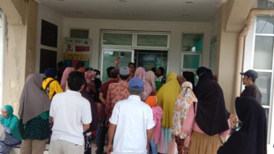 Puluhan Pasien Antre di Depan RSUD Simeulue