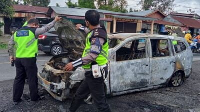Mobil Terbakar di Jamin Ginting Km 45 Medan-Berastagi
