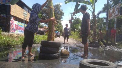 NNB Lingkungan Satu Gunung Tua Tanam Pohon Pisang Di Jalan