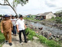 Bupati Batu Bara Tinjau Normalisasi Drainase di Desa Nenas Siam