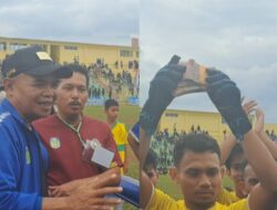 Usai Laga, PJ Bupati Langsung Bagikan Bonus 50 Jt Ke Pemain PS Tebo