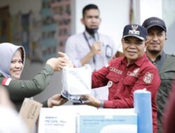 Tekan Angka Stunting, H. Aspan Serahkan Alkes untuk Posyandu