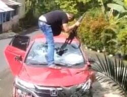 Viral, Seorang Polisi Tanpa Seragam Mengamuk dan Rusak Mobil Honda Jazz