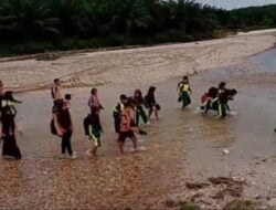 Sebrangi Sungai,Siswa SD di Wampu Langkat ke Sekolah Harus Bertaruh Nyawa