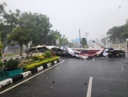 Hujan Deras, Reklame Ukuran Besar di Kota Binje Runtuh