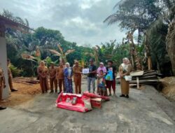 H.Aspan Beserta Istri Bantu Korban Kebakaran di Muara Kilis