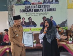 Mengidolakan PJ Bupati Tebo, Rahul Ulum Serahkan Lukisan.