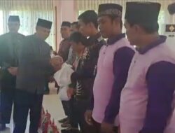 Pj Bupati Tebo SerahkanPaket Sembako ke Tenaga Honorer
