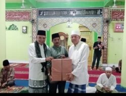 Tim Safari Ramadan 1444 H dan Pj Bupati Tebo Sholat Tarawih di Masjid Nurul Yaqin Teluk Singkawang