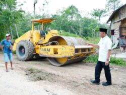 Pj Bupati Tebo Tinjau Perbaikan Jalan di Kecamatan Rimbo Ilir