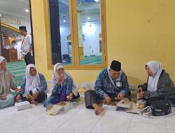 Hj Armayanti Sholat Subuh dan Sarapan Bersama Jamaah Calon Haji Tebo di Sungai Duren