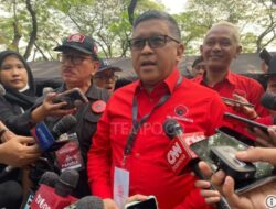 Hasto PDIP: Menteri yang Pegang Anggaran, Kenapa Johnny Plate Sebut Proyek BTS Suruhan Jokowi.