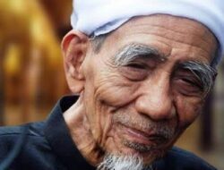 Umur 40 Tahun ke Atas Tak Perlu Ibadah Macam-macam, Cukup Fokus Amalkan Wirid Ini, Ucap Mbah Moen.