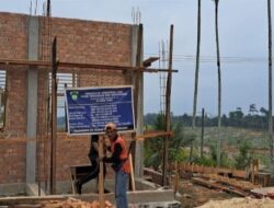 H.Aspan Pj Bupati Tebo Temui Kontraktor Pasang logo Kabupaten Bungo di Papan Proyek Tebo