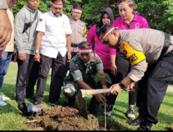 Dukung Pelestarian Hutan, Kapolres Tebo Pimpin Penanaman Seribu Pohon