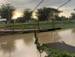 Dampak Banjir Besar, Jembatan Titi Bambu Medan Hampir Putus
