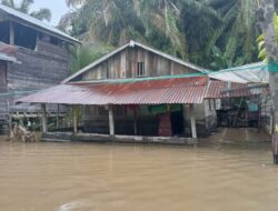 Hujan Terus Mengguyur Aceh Singkil Sehingga Banjir Menutupi Badan Jalan