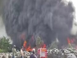 Gudang Ban Bekas di Marelan Ludes Terbakar