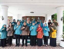 Pj Wali Kota Tebingtinggi Dampingi Pj Ketua TP PKK Sumut Kunjungi Posyandu dan Gerak Tanam Cabai
