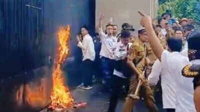 Demo APDESI Ricuh Hingga Rusak Pagar Gedung DPR RI