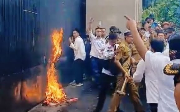 Demo APDESI Ricuh Hingga Rusak Pagar Gedung DPR RI