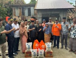 H Aspan ST Serahkan Bantuan Korban Kebakaran di Desa Teluk Rendah Ilir