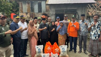 H Aspan ST Serahkan Bantuan Korban Kebakaran di Desa Teluk Rendah Ilir