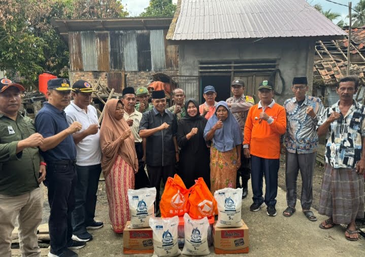 H Aspan ST Serahkan Bantuan Korban Kebakaran di Desa Teluk Rendah Ilir