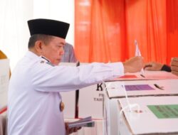 Gubernur Al Haris Gunakan Hak Pilihnya di TPS 32 Rawasari
