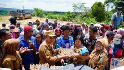 Pj Bupati Tebo Buka Layanan Kesehatan dan Pasar Murah di Kelumpang Jaya