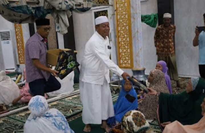 Wali Kota Tanjungbalai Serahkan Bantuan Pangan Cadangan di Safari Ramadhan