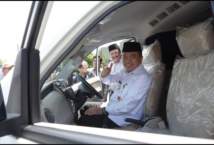 Gubernur Al Haris Serahkan Bantuan Ambulans Untuk RS DKT Kerinci