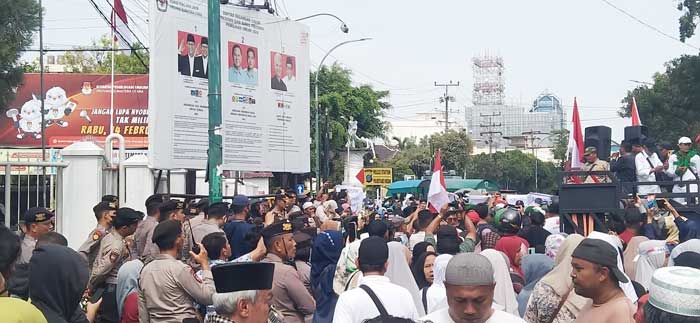 Ratusan Massa Geruduk Kantor KPU Sumatera Utara