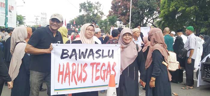 Ratusan Massa Geruduk Kantor KPU Sumatera Utara