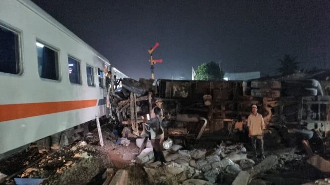 Kereta Api Putri Deli Tabrak Truk di Perbaungan