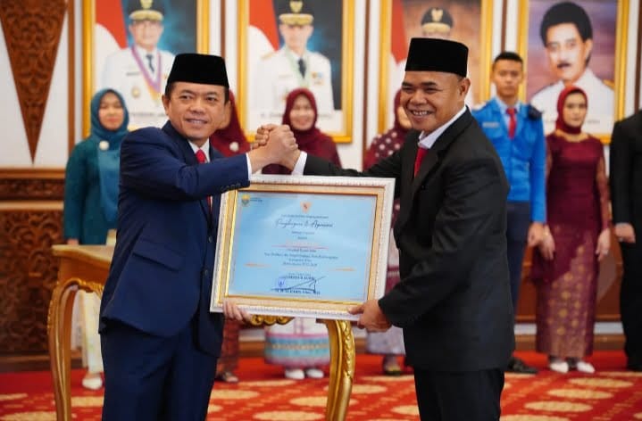 Gubernur Jambi Beri Penghargaan Kepada H Aspan ST Atas Dedikasinya Terhadap Pembangunan Kabupaten Tebo