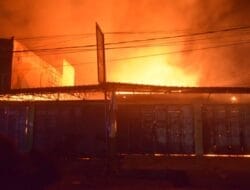 8 Ruko di Jalan Medan Batang Kuis Dilalap Si Jago Merah