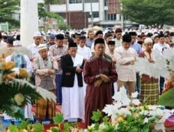 Walikota Tanjungbalai Laksanakan Sholat Idul Adha Bersama Ribuan Masyarakat