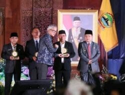 Wali Kota Waris Tholib Terima Penghargaan Dari BKKBN RI