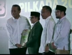 Ketua Umum PKB Muhaimin Iskandar Menyerahkan Surat DukunganPaslon Satika-Simamora-Sarlandy Hutabarat