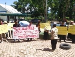 Mahasiswa STAIN Madina Gelar Aksi Sambil Bakar Ban